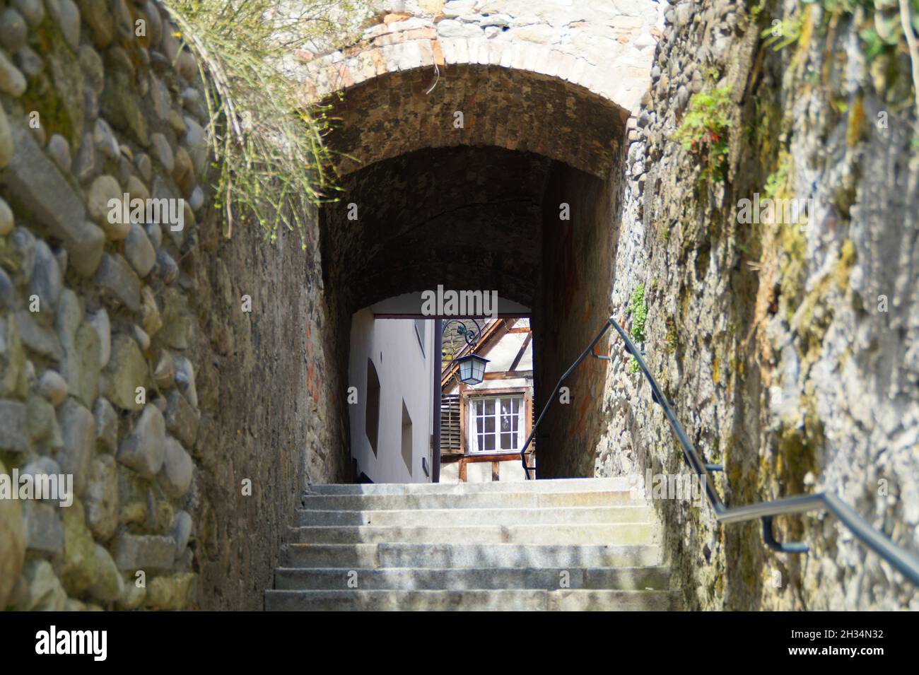 Vecchia casa pittoresca con un piccolo ponte tra le mura di Bregenz (Austria) Foto Stock