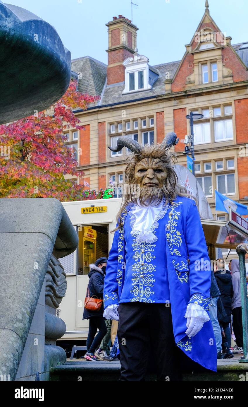 Un collaboratore dell'out of this World Festival di Sheffield, con personaggi di Halloween, SciFi e fumetti. Foto Stock Un collaboratore dell'out of this World Festival di Sheffield, con personaggi di Halloween, SciFi e fumetti. Foto Stock