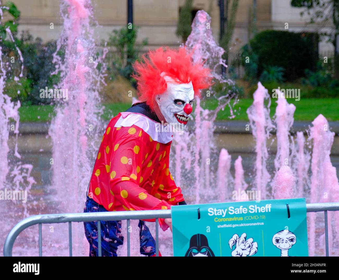 Un collaboratore dell'out of this World Festival di Sheffield, con personaggi di Halloween, SciFi e fumetti. Foto Stock