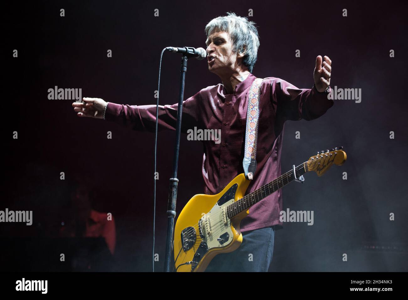 Johnny Marr vive presso il vecchio campo da cricket di trafford il 25 settembre 2021 Foto Stock