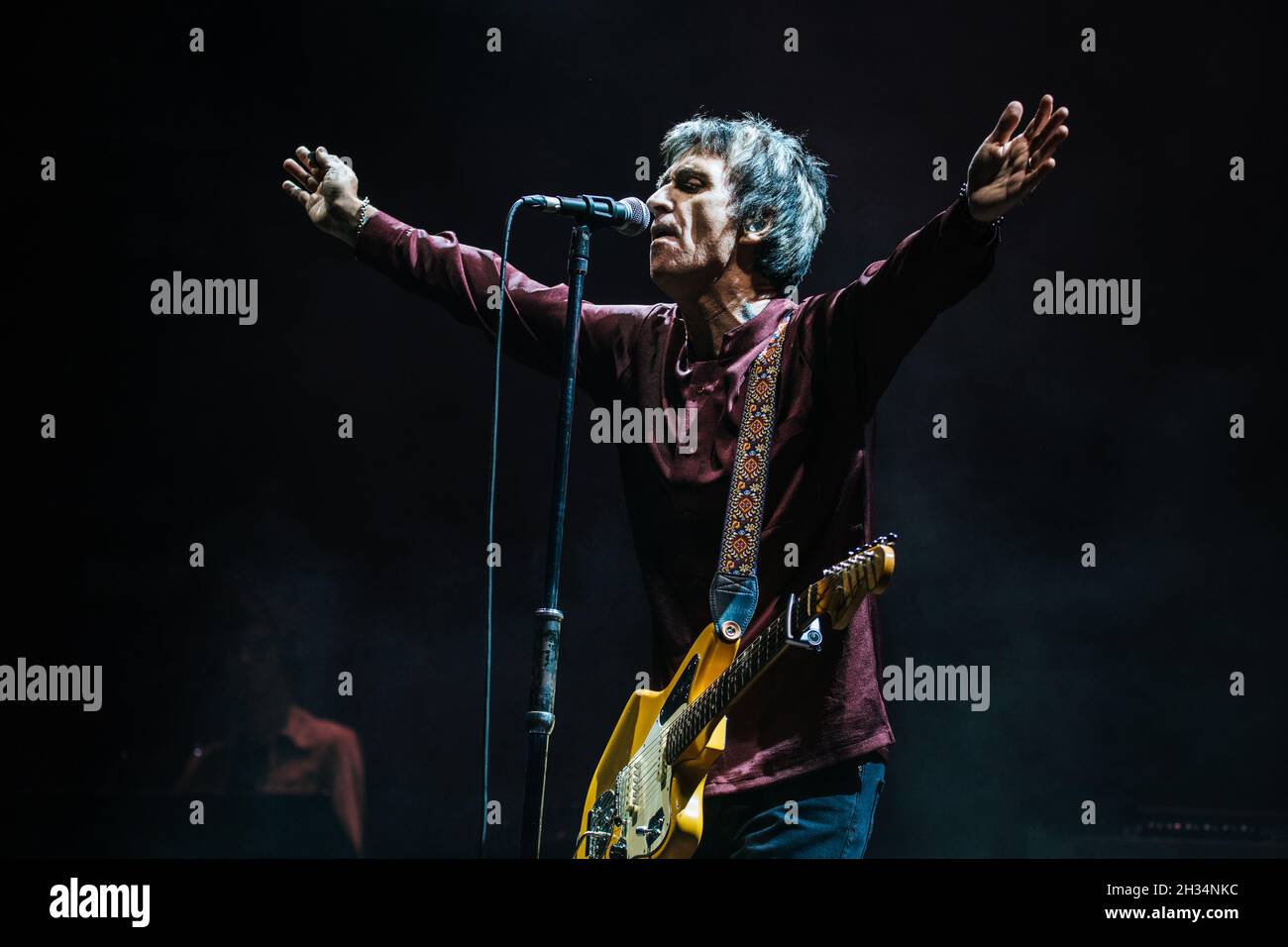 Johnny Marr vive presso il vecchio campo da cricket di trafford il 25 settembre 2021 Foto Stock