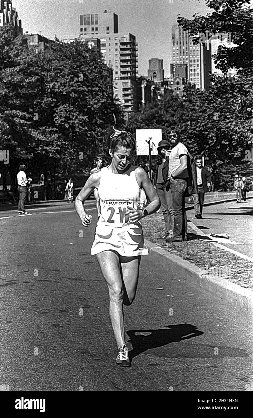 Kathrine Switzer (USA) 2nd° posto in gara nella Maratona di New York City 1973. Foto Stock