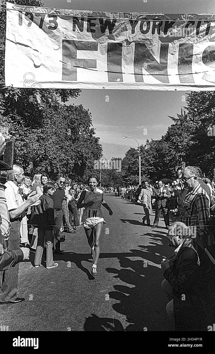 Nina Kuscsik (USA) vince il traguardo alla maratona di New York 1973. Foto Stock