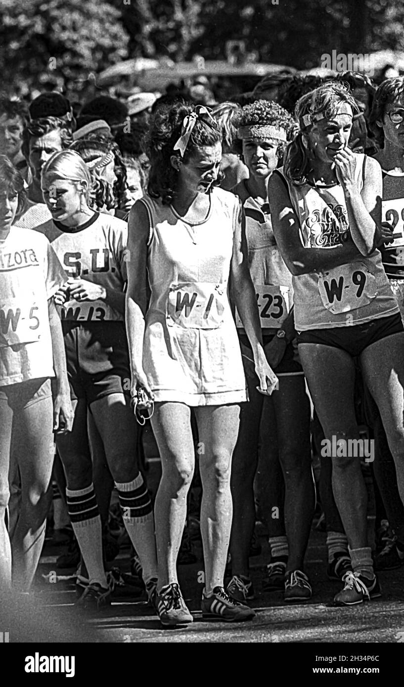 Kim Merritt (W-13) e Kathrine Switzer (W-1) all'inizio della maratona di New York 1975. Foto Stock