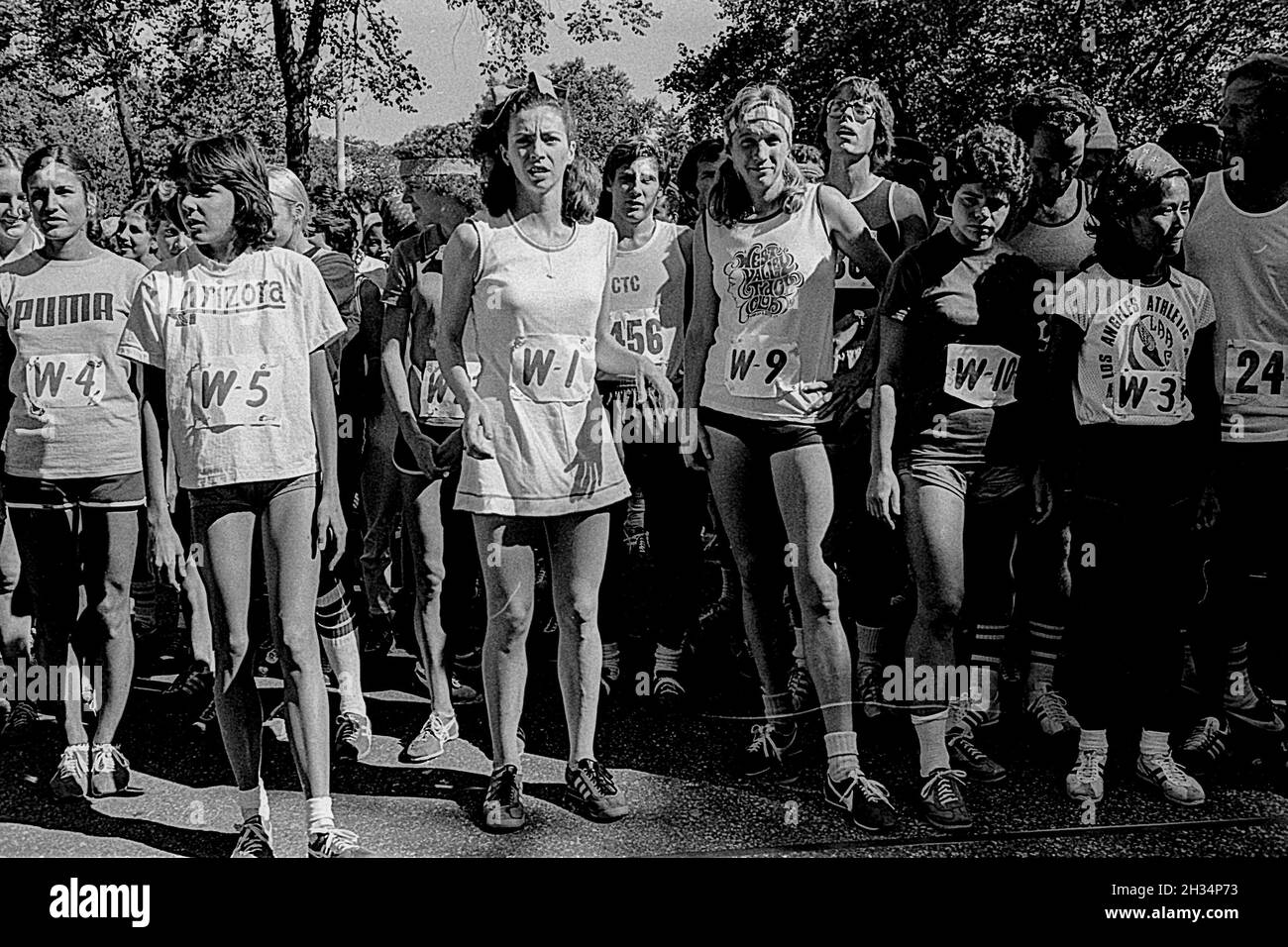Miki Gorman (W-3) e Kathrine Switzer (W-1) alla linea di partenza della maratona di New York 1975 Foto Stock
