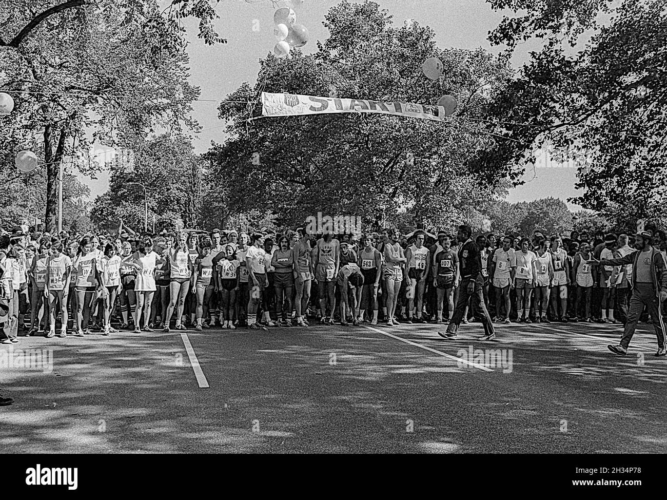 Fred Lebow all'estrema destra alla linea di partenza della New York City Marathon 1975 Foto Stock