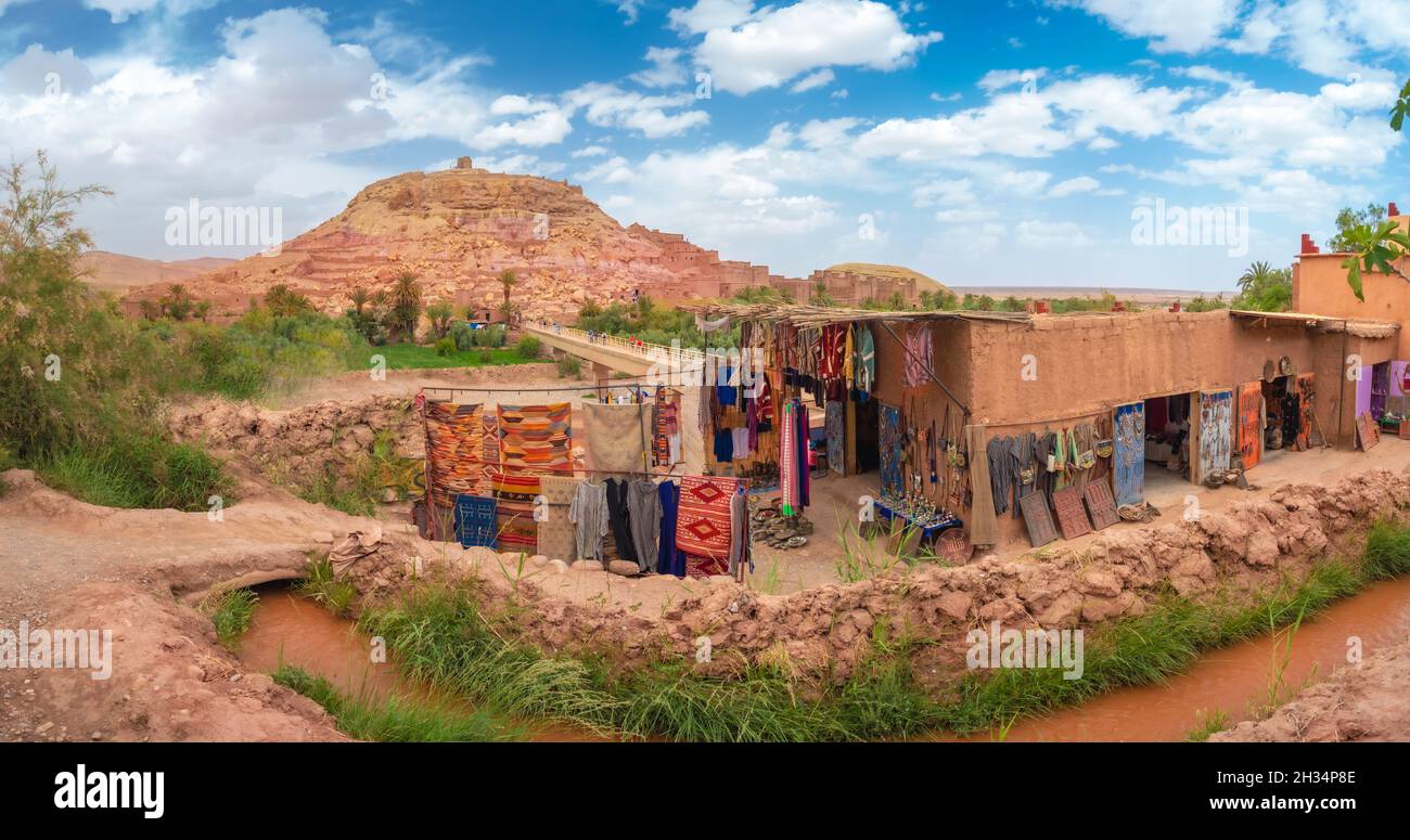 Vista panoramica del mercato del villaggio Ouarzazate Città, chiamato 'la porta del deserto' è la principale destinazione turistica in Marocco Foto Stock