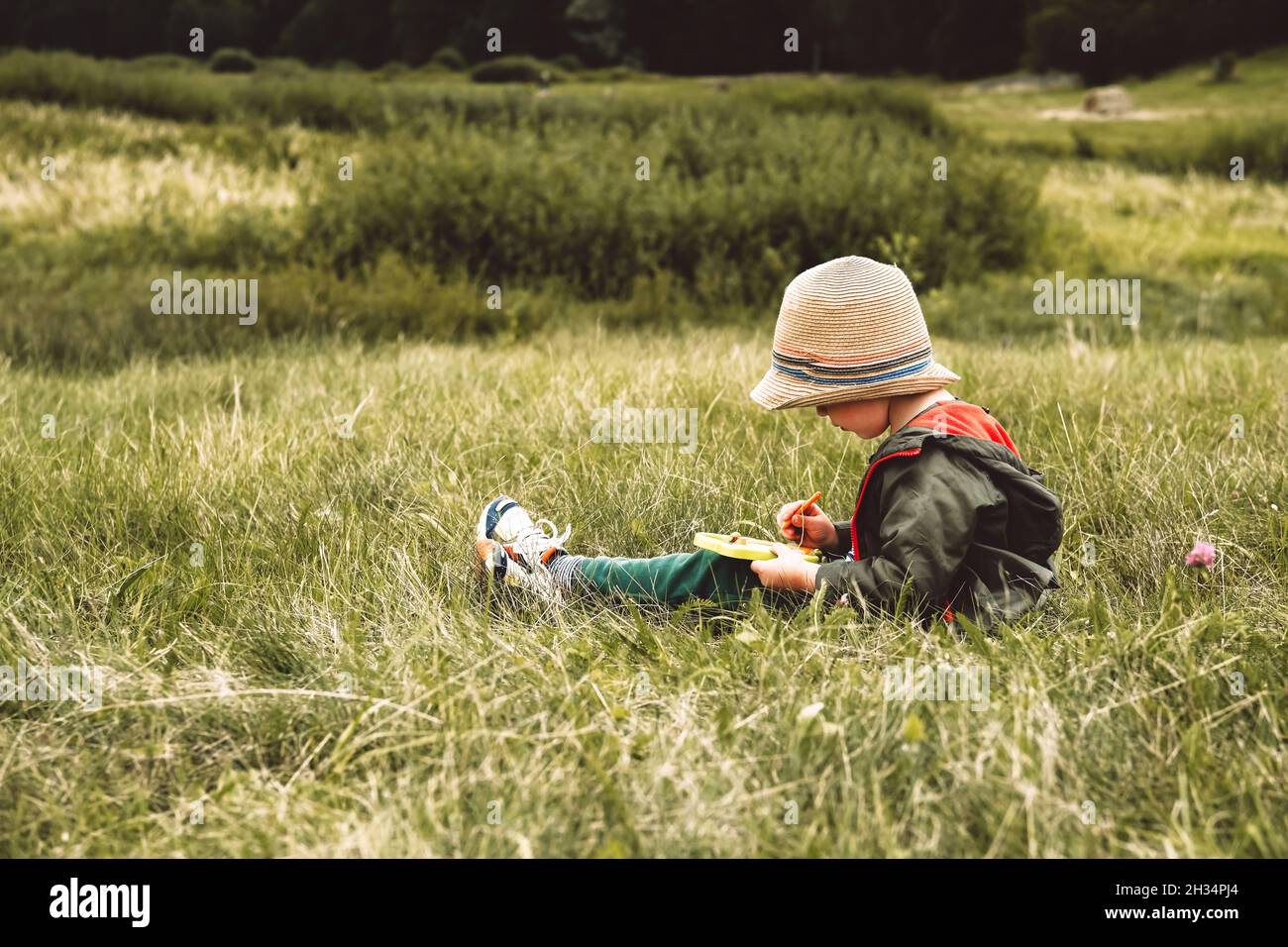 Bambino con cappello di paglia Foto stock - Alamy