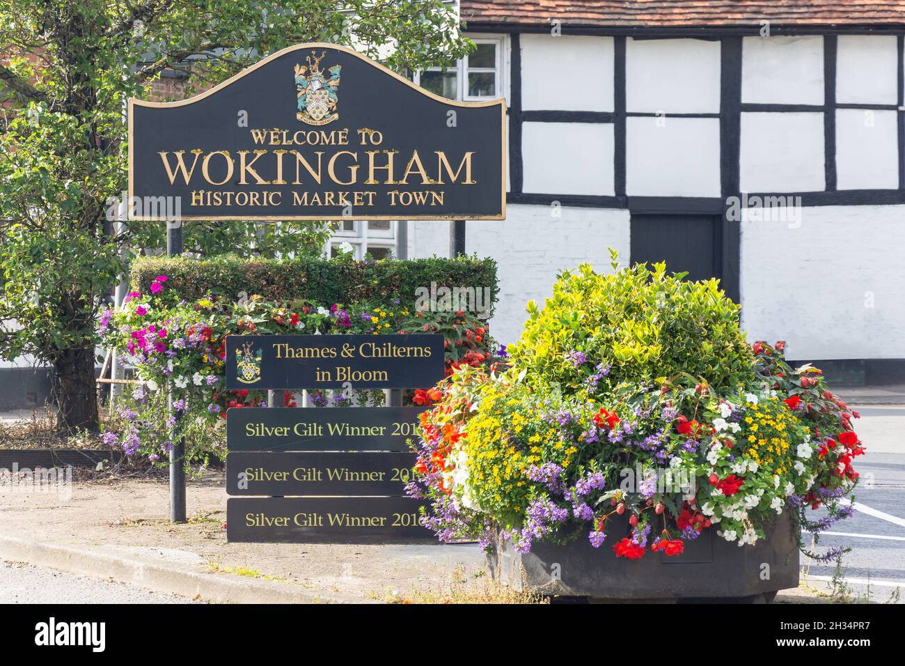 "Benvenuti a Wokingham' segno, London Road, Wokingham, Berkshire, Inghilterra, Regno Unito Foto Stock