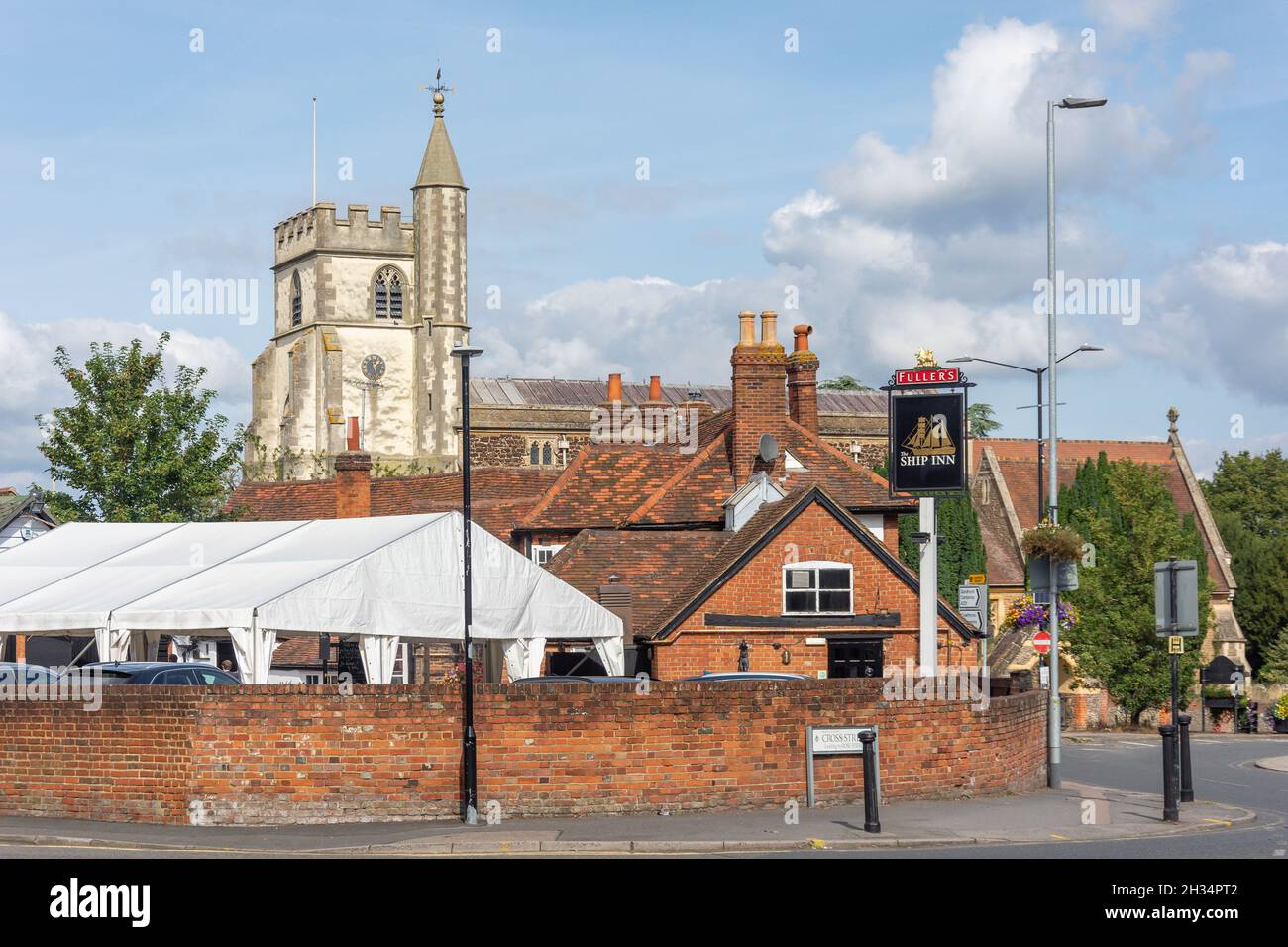 16 ° secolo la nave Inn e tutti i Santi Chiesa, Peach Street, Wokingham, Berkshire, Inghilterra, Regno Unito Foto Stock