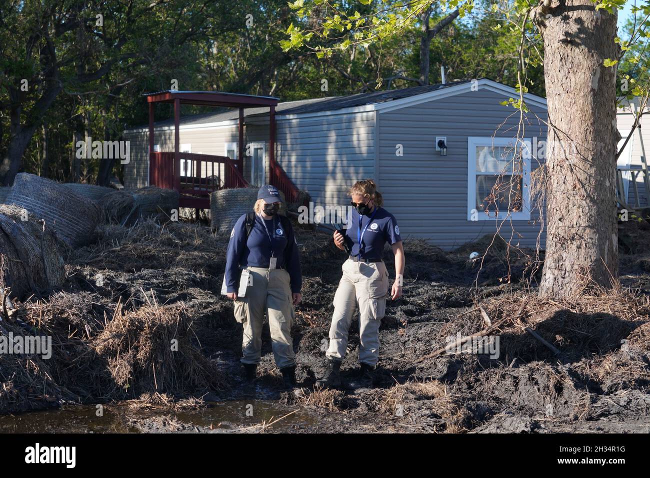 Ironton, Stati Uniti d'America. 24 Settembre 2021. FEMA Disaster Survivor personale di assistenza camminare porta a porta registrazione e rispondere alle domande per i residenti delle comunità storicamente underserved dopo l'uragano Ida 24 settembre 2021 a Ironton, Louisiana. Credit: Julie Joseph/FEMA/Alamy Live News Foto Stock