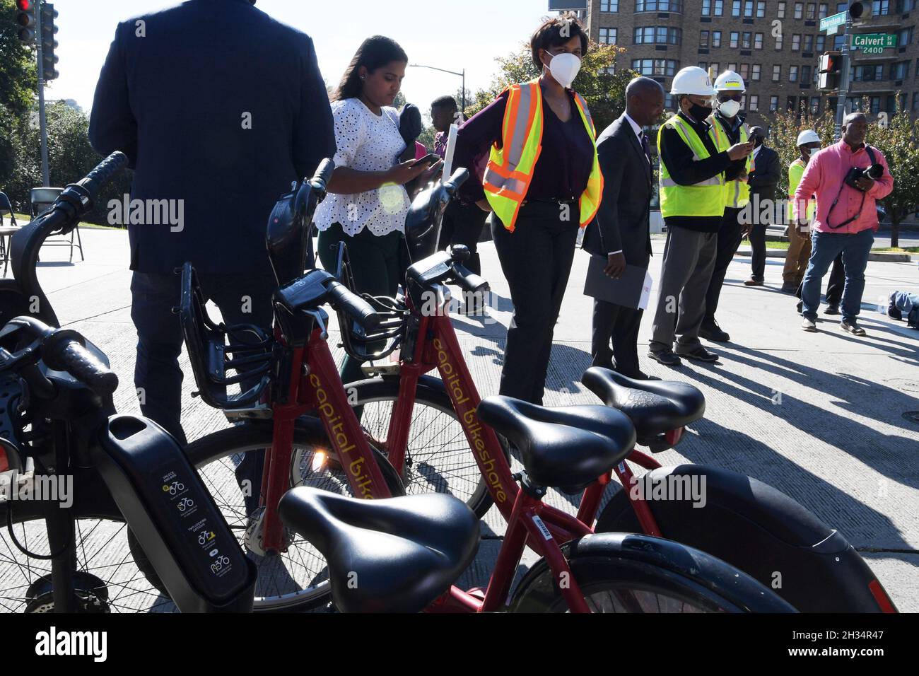 Ottobre 25, 2021, Washington, Distry of Columbia, USA: Il sindaco di DC Muriel Bowser si apre Torna alla settimana di base fornendo un aggiornamento sui progetti di miglioramento della sicurezza che proteggeranno meglio i pedoni, oggi il 25 ottobre 2021 presso il quartiere Adams Morgan a Washington DC, USA. (Credit Image: © Lenin Nolly/ZUMA Press Wire) Foto Stock