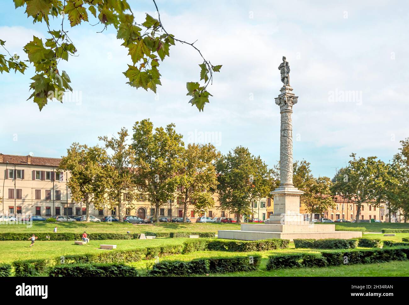 Piazza Ariostea a Ferrara, con al centro la Statua del poeta Ludovico Ariosto, Emilia-Romagna, Italia Foto Stock