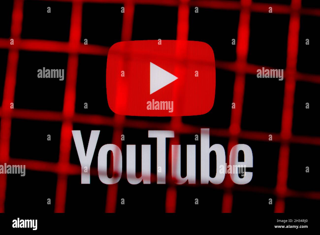 Il logo della piattaforma di social media di YouTube dietro le barre. Il concetto di censura e divieto di YouTube. Foto Stock