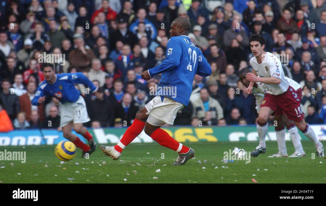 PORTSMOUTH V ASTON VILLA YAKUBU SEGNA DAL PUNTO DI RIGORE OPUIC MIKE WALKER 2005 Foto Stock