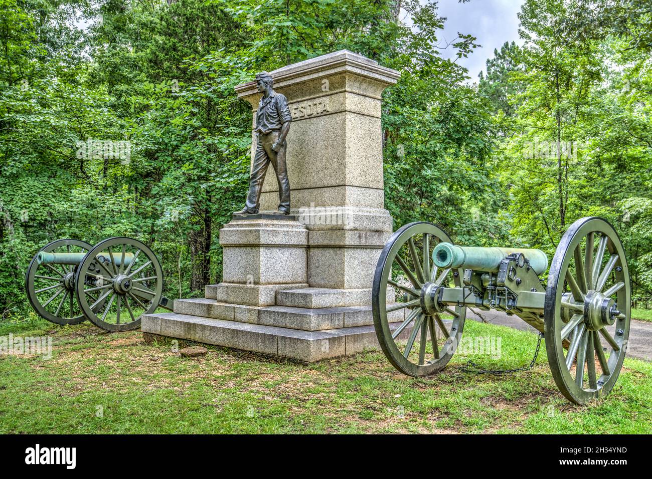 I cannoni fiancheggiano il Minnesota Monument sulla Sunken Road presso il campo di battaglia del Shiloh National Military Park in Tennessee. Foto Stock