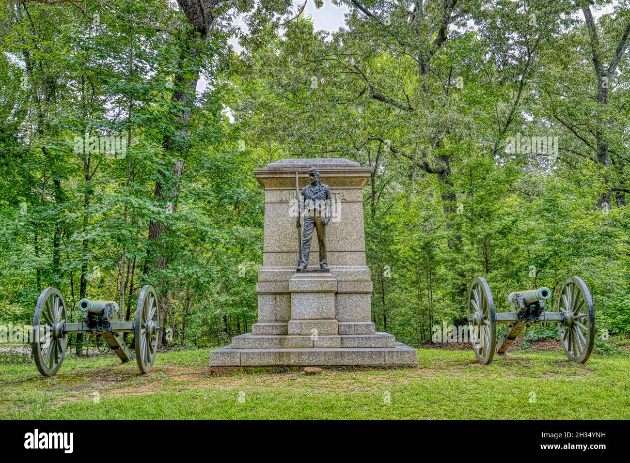 I cannoni fiancheggiano il Minnesota Monument sulla Sunken Road presso il campo di battaglia del Shiloh National Military Park in Tennessee. Foto Stock
