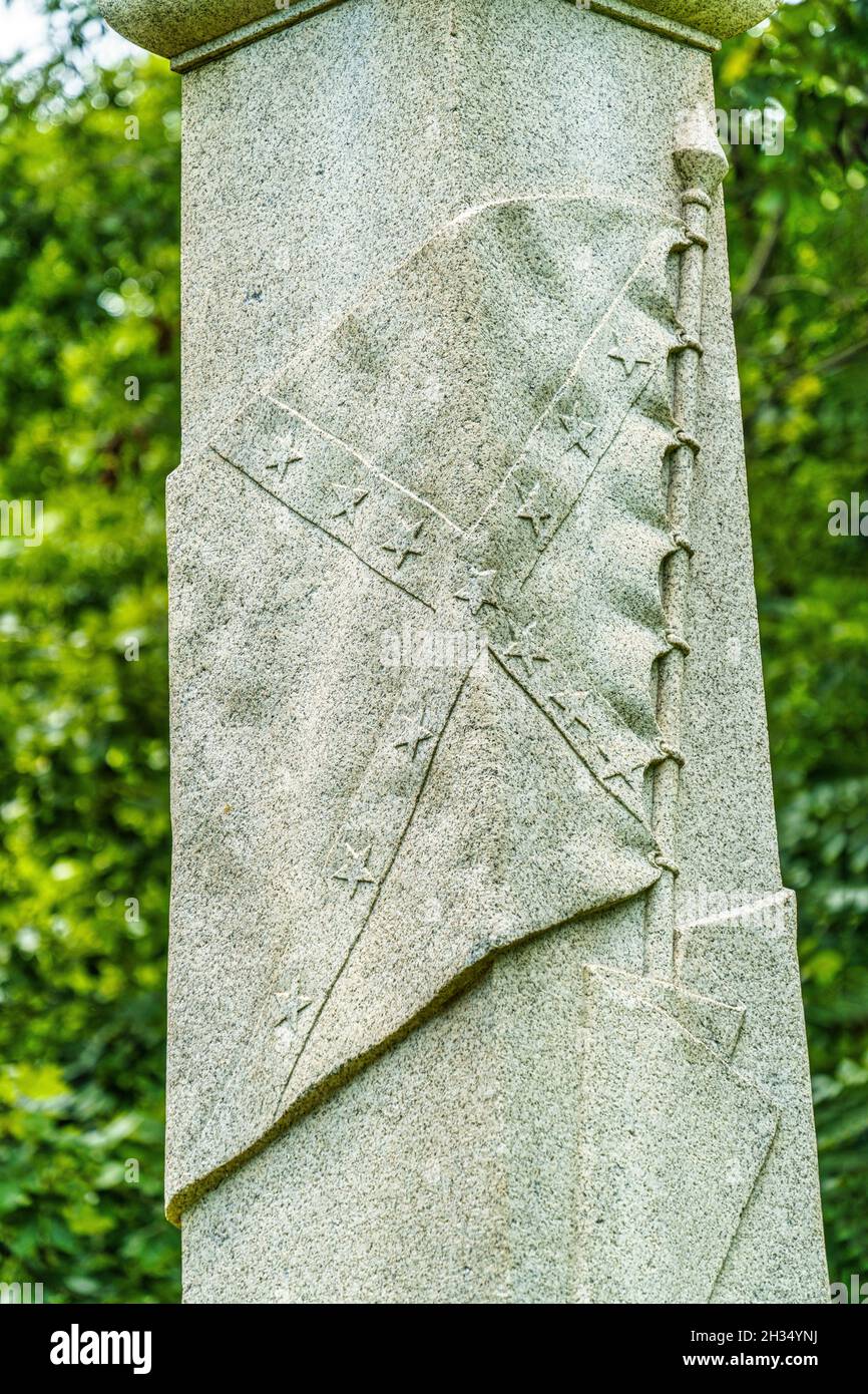 Scultura in rilievo della bandiera confederata sul monumento dell'Arkansas presso il campo di battaglia del Parco militare nazionale di Shiloh in Tennessee. Foto Stock