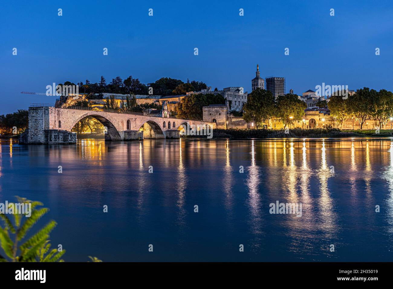 Il Pont Saint-Bénézet è un ponte medievale nella città di Avignone, nel sud della Francia. Un ponte di legno che attraversa la Rhône tra Villeneuve-lès-avi Foto Stock