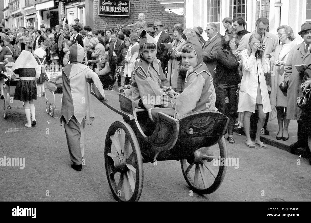 1965 Knutsford Royal May Day Processione per le strade di Knutsford il primo Sabato di maggio. Foto Stock