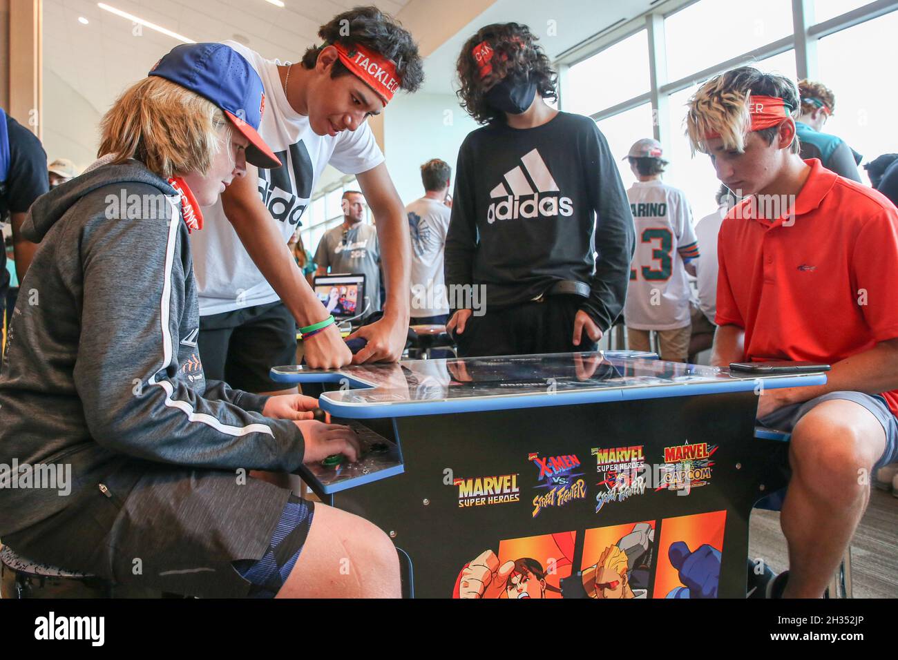 Domenica 24 ottobre 2021; Miami Gardens, Florida USA; inaugurazione della sala giochi Arcade1Up presso l'Hard Rock Stadium durante la partita preliminare tra i Dolphins e gli Atlanta Falcons. Nota per essere la prima nel suo genere in uno stadio NFL, questa sala giochi è stata progettata per migliorare l'esperienza dei fan del gioco con 50 giochi arcade retrò. (Kim Hukari/immagine dello sport) Foto Stock