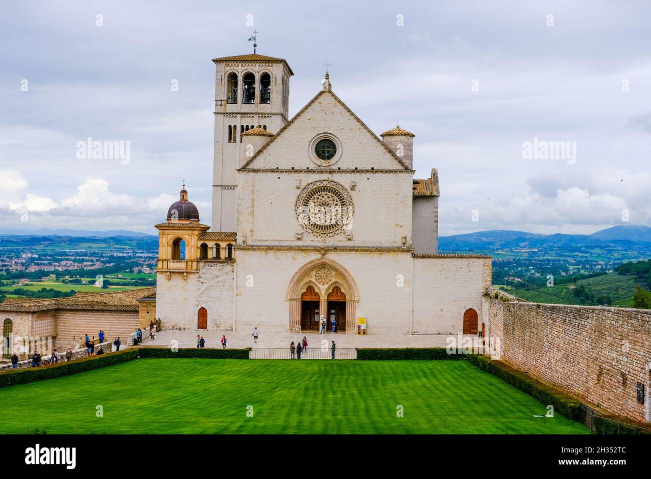 La facciata della chiesa superiore della Basilica di San Francesco d'Assisi Foto Stock