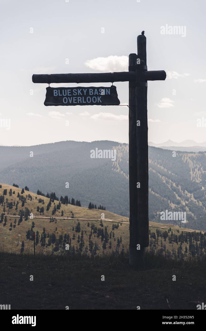 Un cartello in legno sul monte Vail. Foto Stock