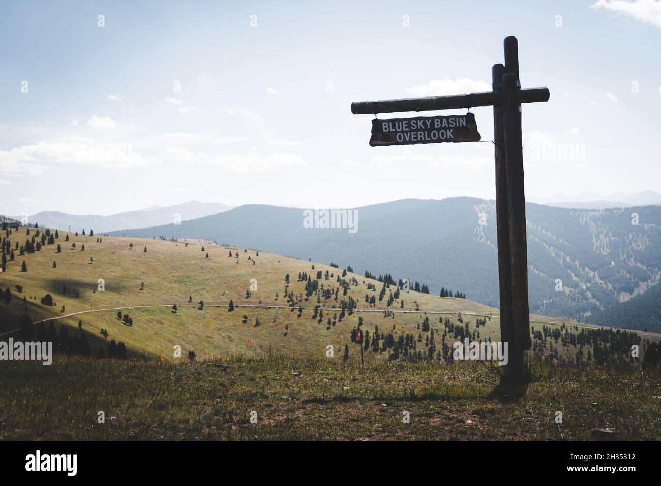 Un cartello in legno sul monte Vail. Foto Stock