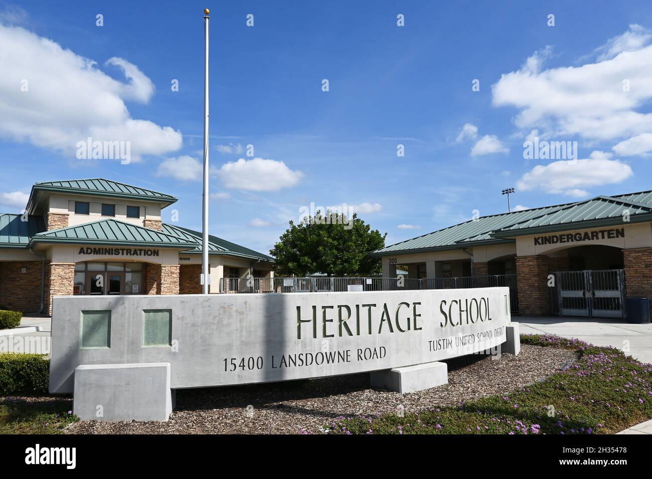 TUSTIN, CALIFORNIA - 24 Oct 2021: Heritage Elementary Administration e Kindergarten edifici in cui gli studenti ottenere alta qualità VAPORE apprendimento opportu Foto Stock