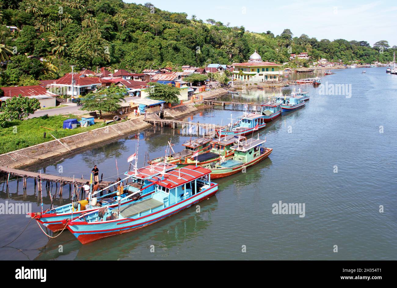 Muaro è un piccolo porto vecchio sul fiume Batang Arau utilizzato da molte piccole barche da pesca in legno nella parte vecchia della città di Padang, Sumatra occidentale, Indonesia. Foto Stock