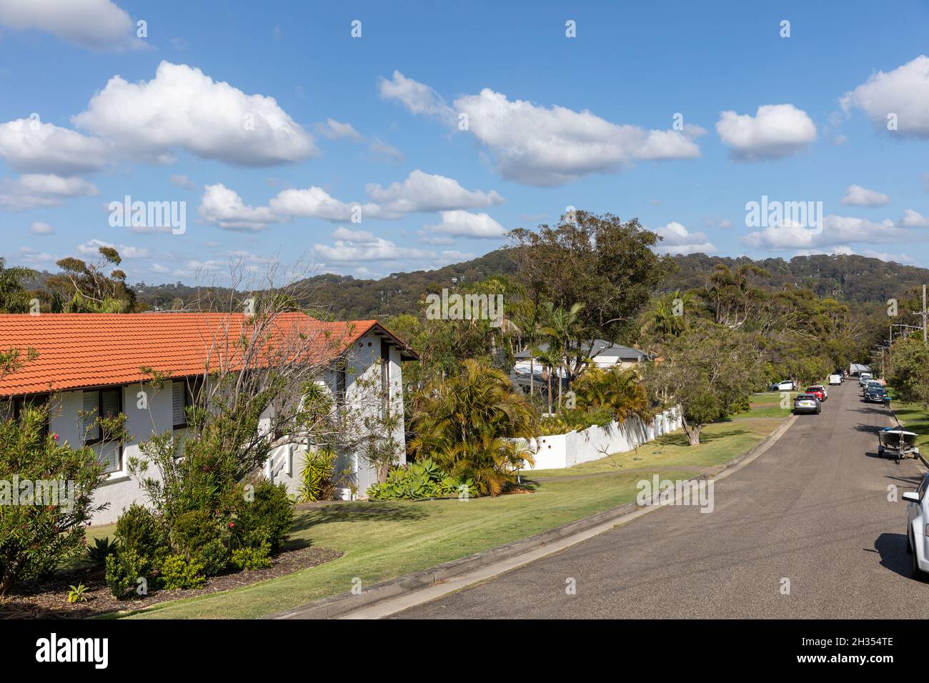 Avalon Beach sobborgo di Sydney, strada tipica e case in questo sobborgo, Sydney, Australia Foto Stock