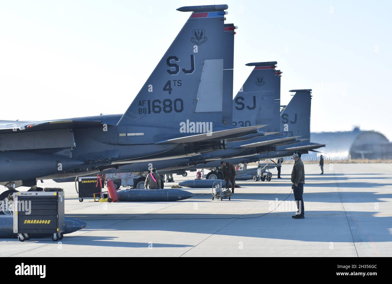 Gli aerei statunitensi del 336esimo Squadrone del Fighter, 4th Fighter Wing, Seymour Johnson Air Force base, North Carolina, preparano le loro aquile F-15E Strike per una serie di allenamenti integrati durante Operation Castle Forge insieme agli aerei F-16 del 53esimo Squadrone del Fighter della Romanian Air Force, Borcea 86th Air base, Romania, 21 ottobre 2021. Castle Forge è un'operazione congiunta, multi-nazionale, condotta dalle forze aeree europee e dall'Africa degli Stati Uniti. Fornisce un ambiente di formazione dinamico e incentrato sulla partnership che aumenta l'impegno degli Stati Uniti per la difesa collettiva nella regione del Mar Nero, migliorando allo stesso tempo Foto Stock