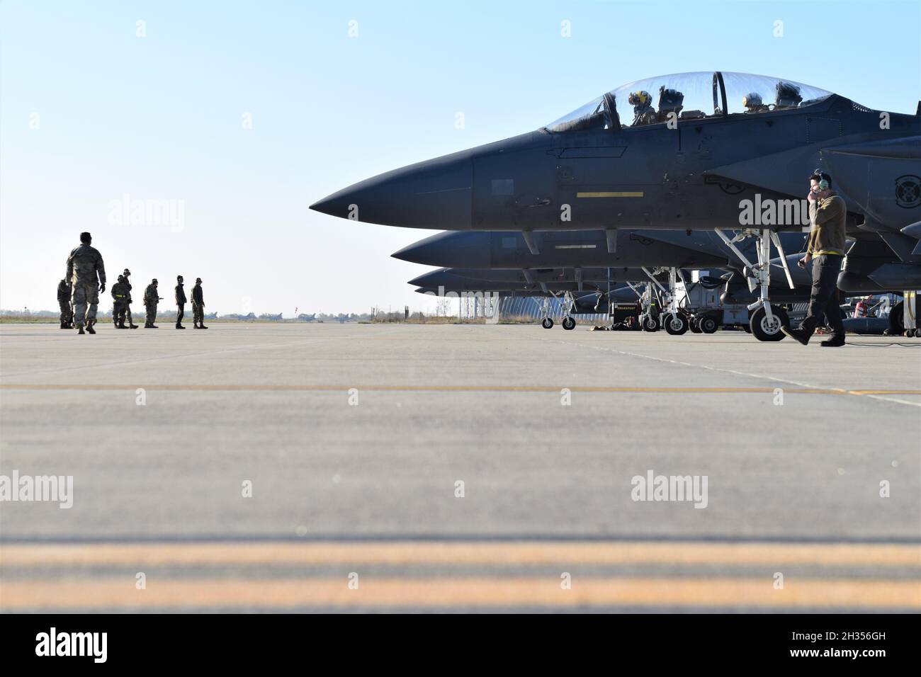 Gli aerei statunitensi del 336esimo Squadrone del Fighter, 4th Fighter Wing, Seymour Johnson Air Force base, North Carolina, preparano le loro aquile F-15E Strike per una serie di allenamenti integrati durante Operation Castle Forge insieme agli aerei F-16 del 53esimo Squadrone del Fighter della Romanian Air Force, Borcea 86th Air base, Romania, 21 ottobre 2021. Castle Forge è un'operazione congiunta, multi-nazionale, condotta dalle forze aeree europee e dall'Africa degli Stati Uniti. Fornisce un ambiente di formazione dinamico e incentrato sulla partnership che aumenta l'impegno degli Stati Uniti per la difesa collettiva nella regione del Mar Nero, migliorando allo stesso tempo Foto Stock