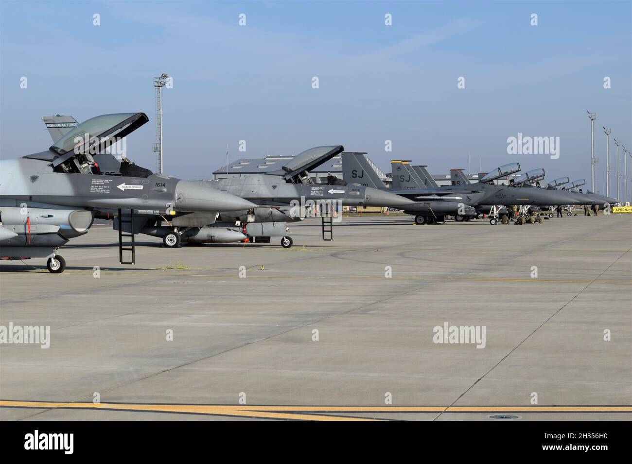 Gli aerei statunitensi del 336esimo Squadrone del Fighter, 4th Fighter Wing, Seymour Johnson Air Force base, North Carolina, preparano le loro aquile F-15E Strike per una serie di allenamenti integrati durante Operation Castle Forge insieme agli aerei F-16 del 53esimo Squadrone del Fighter della Romanian Air Force, Borcea 86th Air base, Romania, 22 ottobre 2021. Castle Forge è un'operazione congiunta, multi-nazionale, condotta dalle forze aeree europee e dall'Africa degli Stati Uniti. Fornisce un ambiente di formazione dinamico e incentrato sulla partnership che aumenta l'impegno degli Stati Uniti per la difesa collettiva nella regione del Mar Nero, migliorando allo stesso tempo Foto Stock