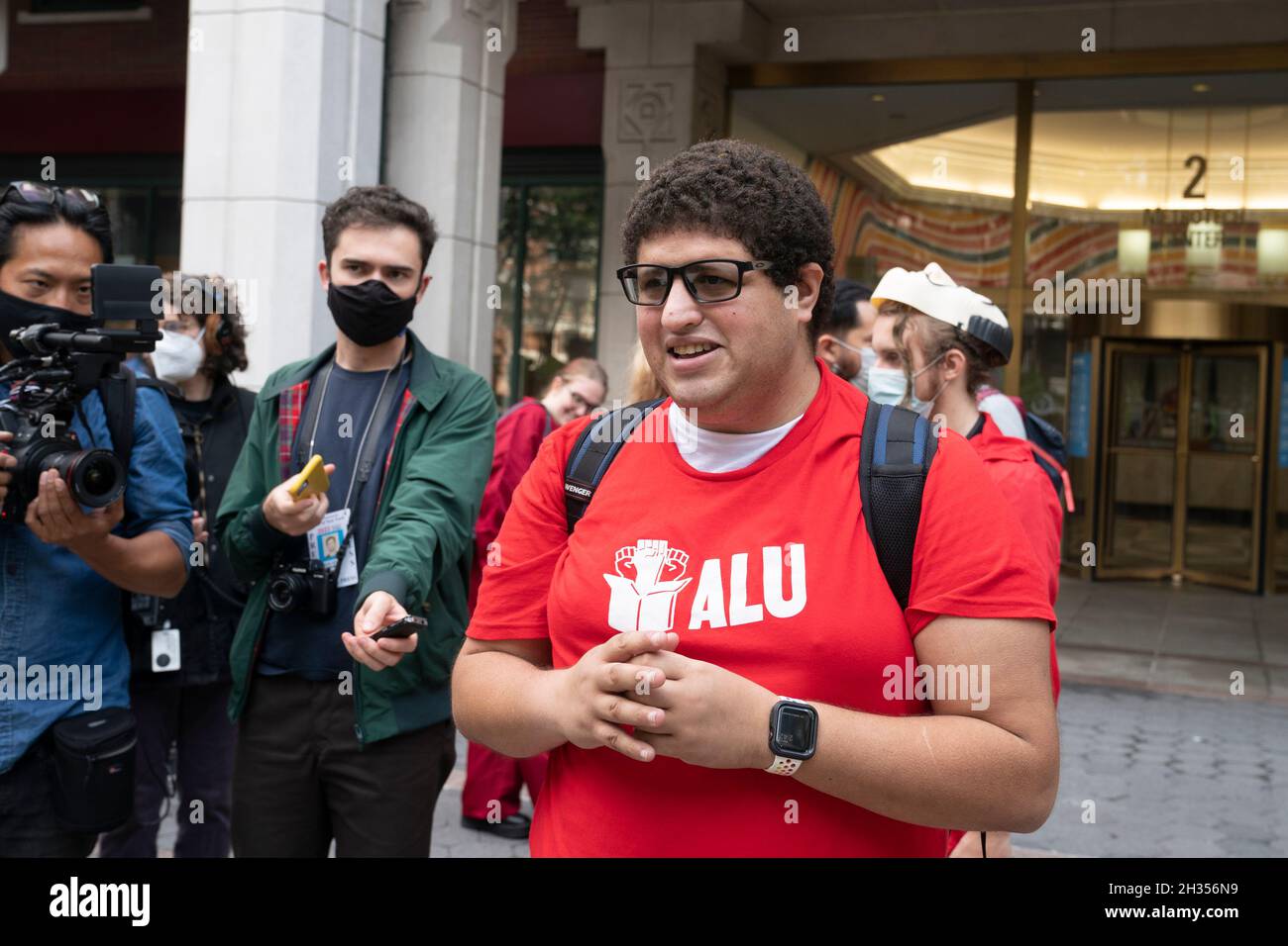 New York, NY - 25 ottobre 2021: Sostenitori dell'organizzazione dell'Unione al raduno del magazzino di Amazon Staten Island di fronte all'ufficio sul campo di NLRB situato a 2 MetroTech Foto Stock