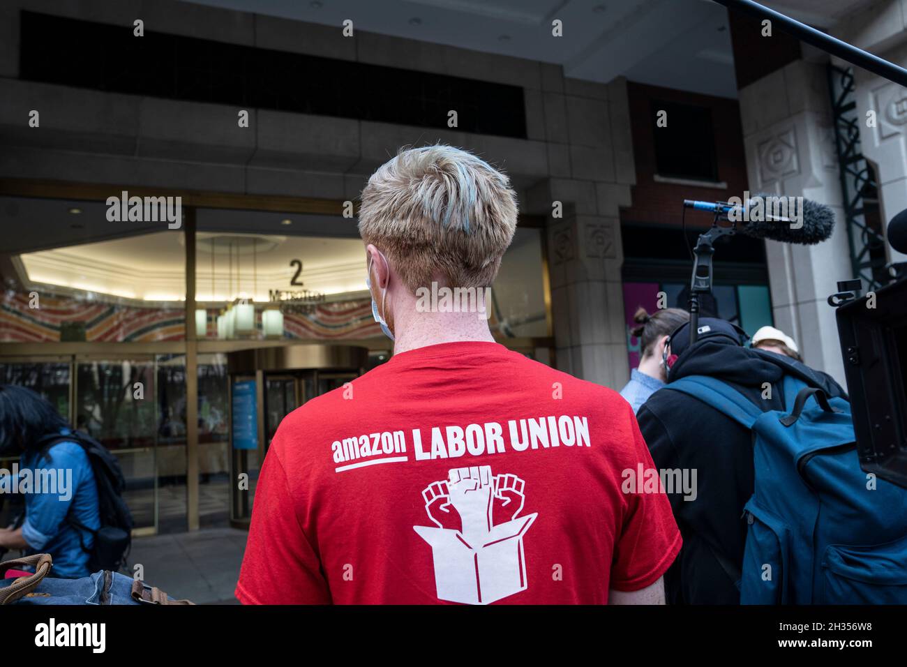 New York, NY - 25 ottobre 2021: Sostenitori dell'organizzazione dell'Unione al raduno del magazzino di Amazon Staten Island di fronte all'ufficio sul campo di NLRB situato a 2 MetroTech Foto Stock