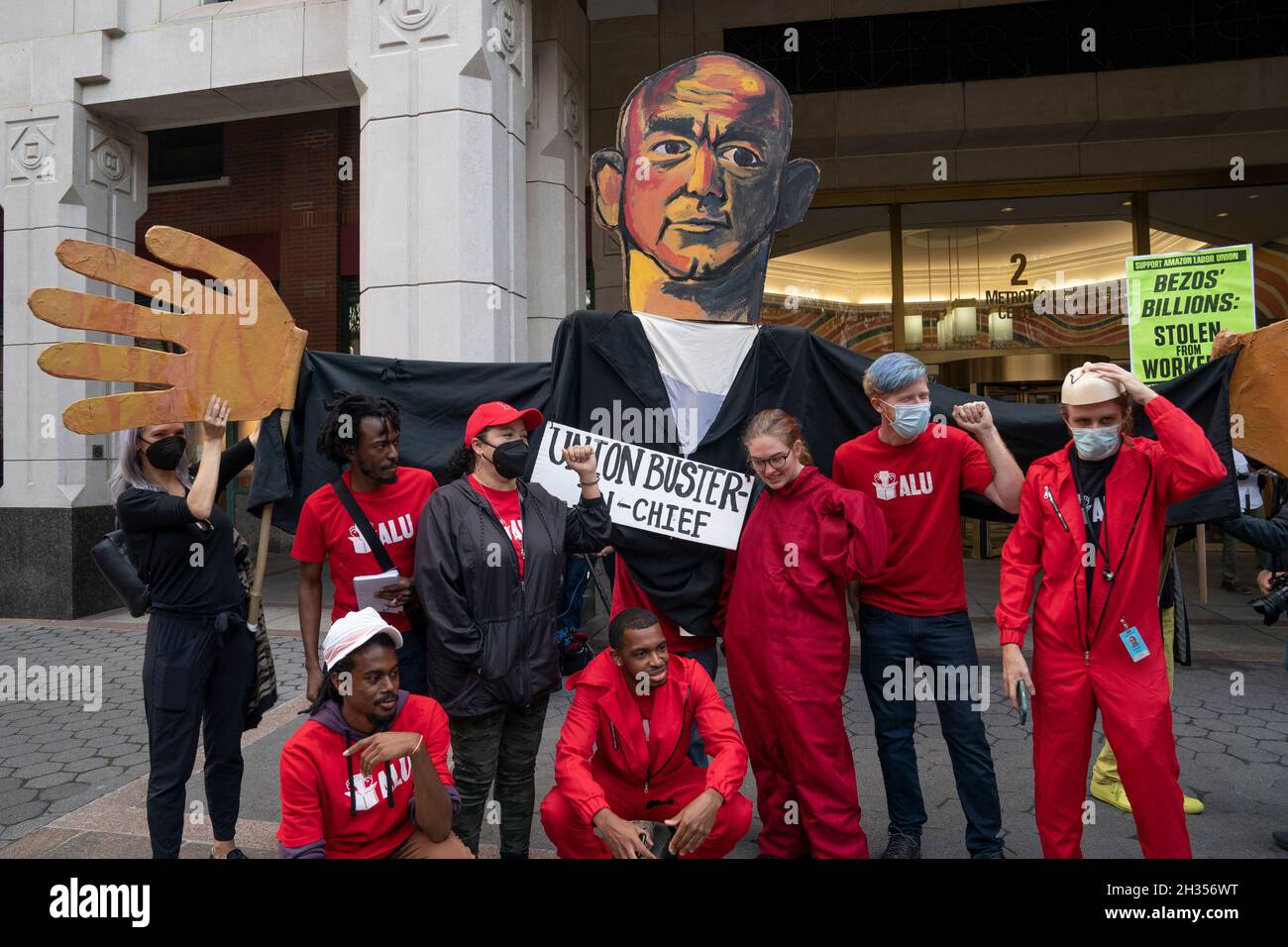 New York, NY - 25 ottobre 2021: Sostenitori dell'organizzazione dell'Unione al raduno del magazzino di Amazon Staten Island di fronte all'ufficio sul campo di NLRB situato a 2 MetroTech Foto Stock