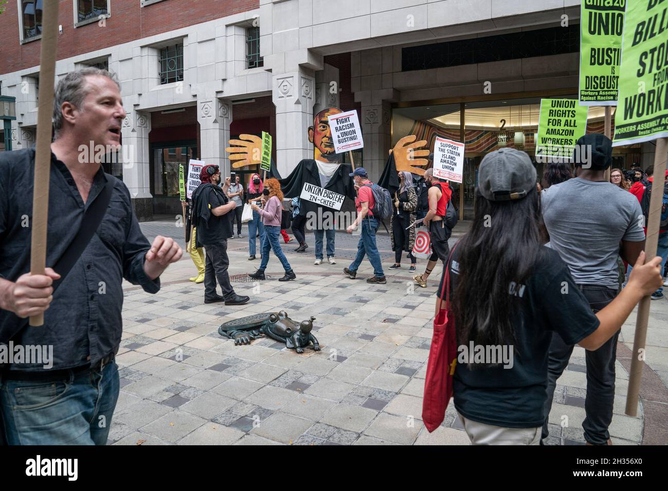 New York, NY - 25 ottobre 2021: Sostenitori dell'organizzazione dell'Unione al raduno del magazzino di Amazon Staten Island di fronte all'ufficio sul campo di NLRB situato a 2 MetroTech Foto Stock