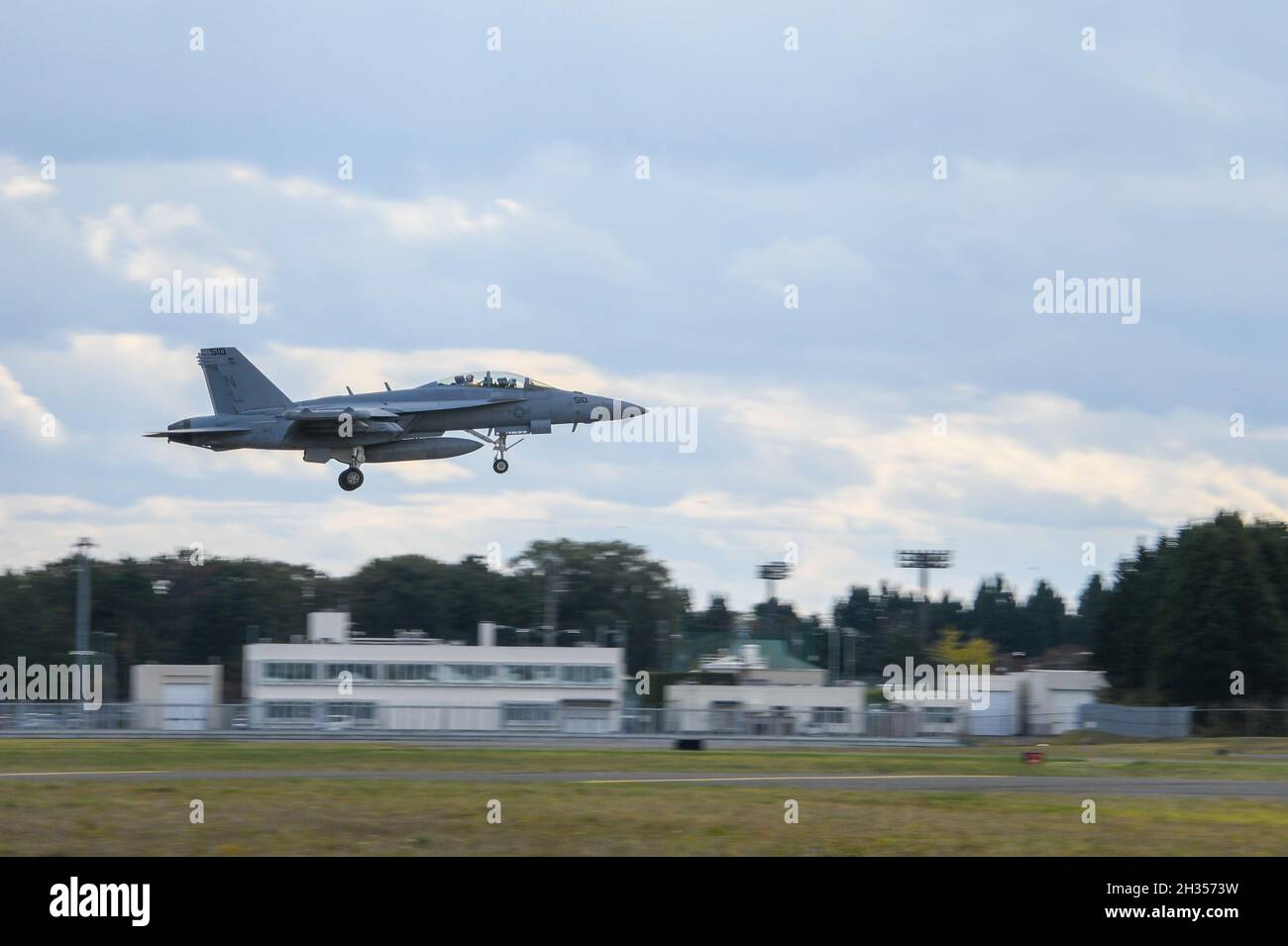 MISAWA, Giappone (ott 22, 2021) – un EA-18G Growler, assegnato alle "Gialle" di Electronic Attack Squadron (VAQ) 138, recupera alla Misawa Air base. VAQ-138 è uno squadrone di spedizione schierato alla sede aerea navale di Misawa che sostiene la sicurezza e la stabilità nell'area di funzionamento della 7a flotta degli Stati Uniti. (STATI UNITI Foto Navy di Mass Communication Specialist 3rd Class Benjamin Ringers) Foto Stock