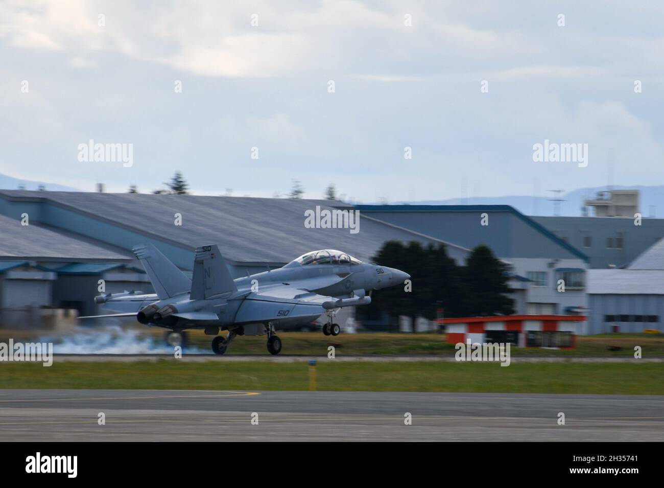 MISAWA, Giappone (ott 22, 2021) – un EA-18G Growler, assegnato alle "Gialle" di Electronic Attack Squadron (VAQ) 138, recupera alla Misawa Air base. VAQ-138 è uno squadrone di spedizione schierato alla sede aerea navale di Misawa che sostiene la sicurezza e la stabilità nell'area di funzionamento della 7a flotta degli Stati Uniti. (STATI UNITI Foto Navy di Mass Communication Specialist 3rd Class Benjamin Ringers) Foto Stock