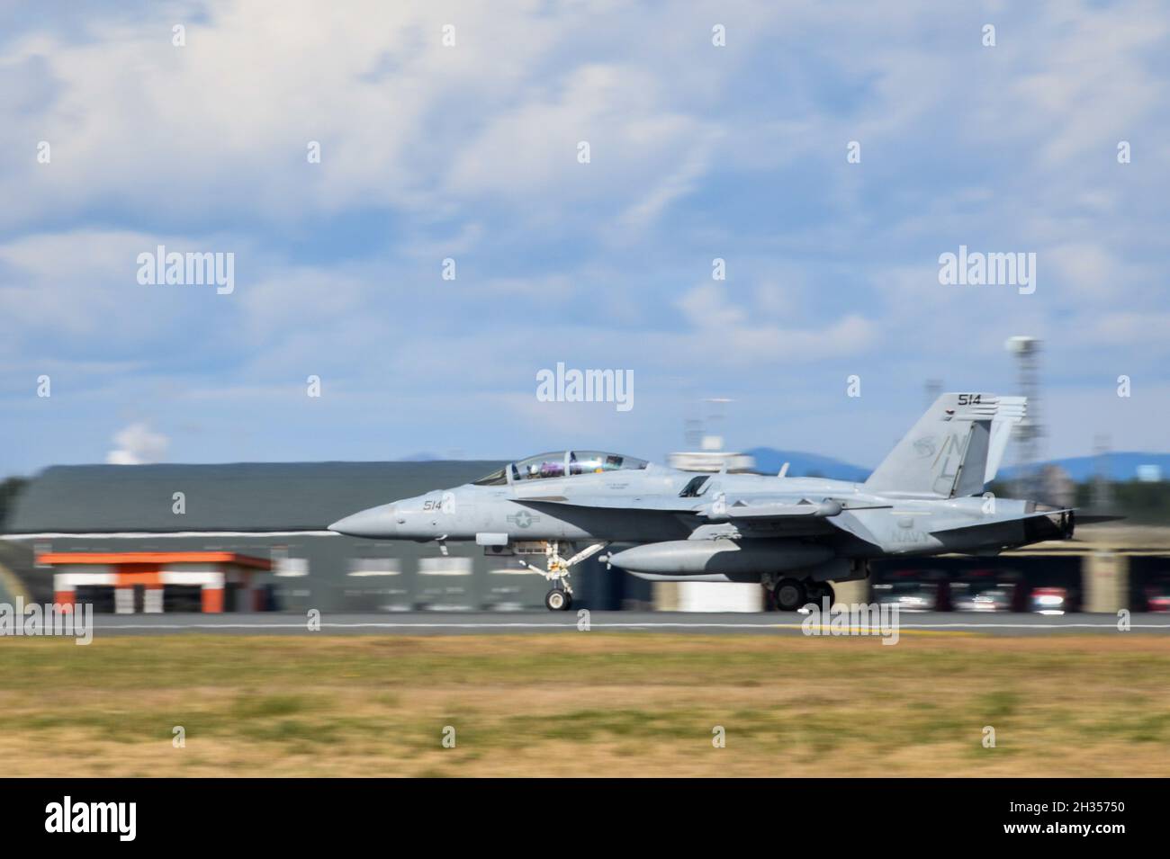 MISAWA, Giappone (ott 22, 2021) – un EA-18G Growler, assegnato alle "Gialle" di Electronic Attack Squadron (VAQ) 138, recupera alla Misawa Air base. VAQ-138 è uno squadrone di spedizione schierato alla sede aerea navale di Misawa che sostiene la sicurezza e la stabilità nell'area di funzionamento della 7a flotta degli Stati Uniti. (STATI UNITI Foto Navy di Mass Communication Specialist 3rd Class Benjamin Ringers) Foto Stock