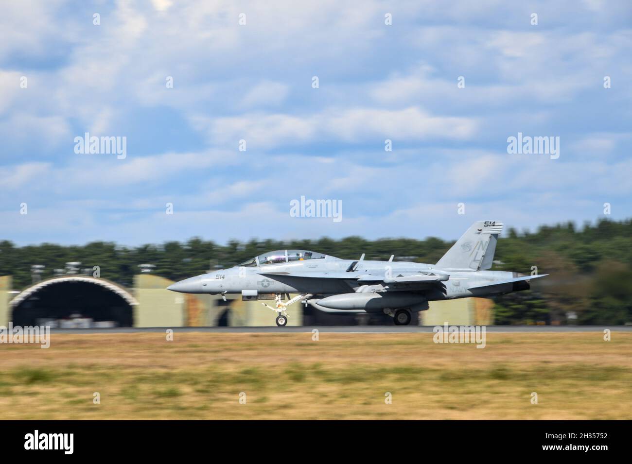 MISAWA, Giappone (ott 22, 2021) – un EA-18G Growler, assegnato alle "Gialle" di Electronic Attack Squadron (VAQ) 138, recupera alla Misawa Air base. VAQ-138 è uno squadrone di spedizione schierato alla sede aerea navale di Misawa che sostiene la sicurezza e la stabilità nell'area di funzionamento della 7a flotta degli Stati Uniti. (STATI UNITI Foto Navy di Mass Communication Specialist 3rd Class Benjamin Ringers) Foto Stock