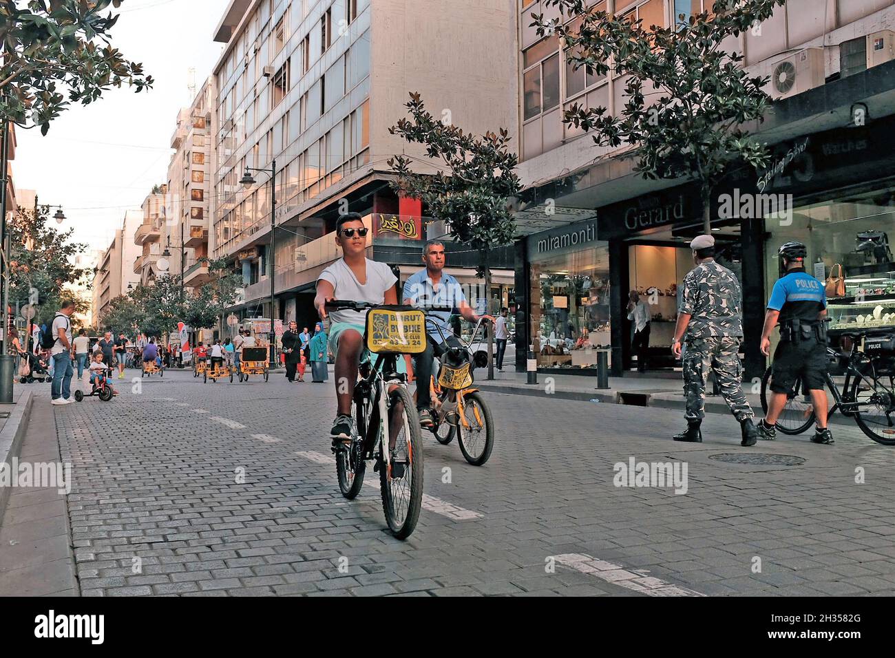 Libanesi prendere per le strade durante il giorno libero 2015 auto su Hamra Street nel quartiere Hamra di Beirut, Libano. Questo evento ha portato molti pedoni e ciclisti alla strada normalmente traffico ostruito dando la gente l'opportunità di vedere come il traffico urbano cambia il paesaggio urbano così come la qualità della vita dei residenti. Foto Stock