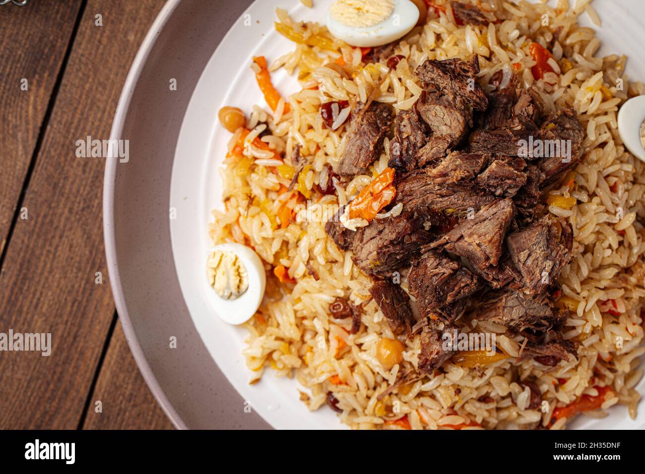 Piatto nazionale uzbeko pilaf con riso e carne Foto Stock