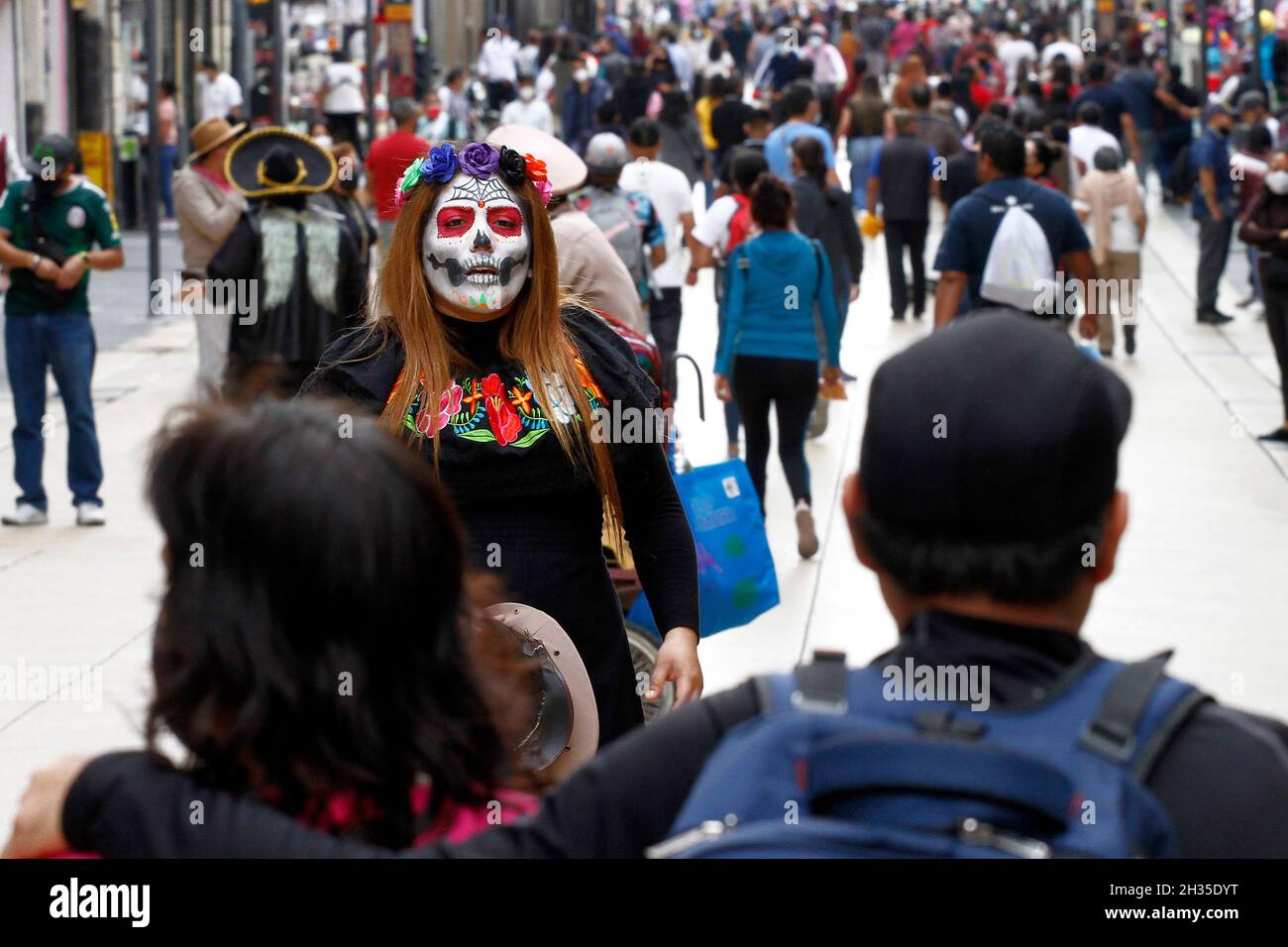 Non esclusiva: Una persona travestita da cranio alla Fiera dei Fiori di Cempasuchil e decorazioni al viale Reforma come parte delle celebrazioni del giorno dei morti. Foto Stock