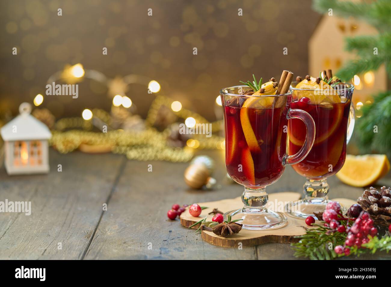Inverno caldo vino rosso VIN brulé. Decorazioni di Natale. Sfondo sfocato, messa a fuoco selettiva Foto Stock