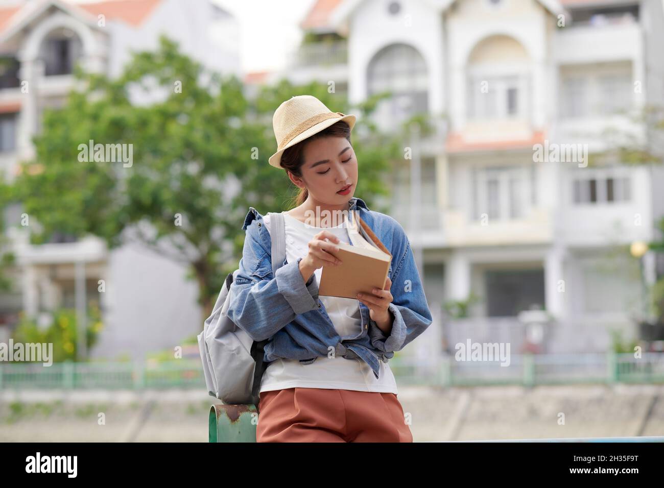 Studentessa collegiale femminile rilassarsi e godere di attività all'aperto stile di vita nel giorno d'estate Foto Stock