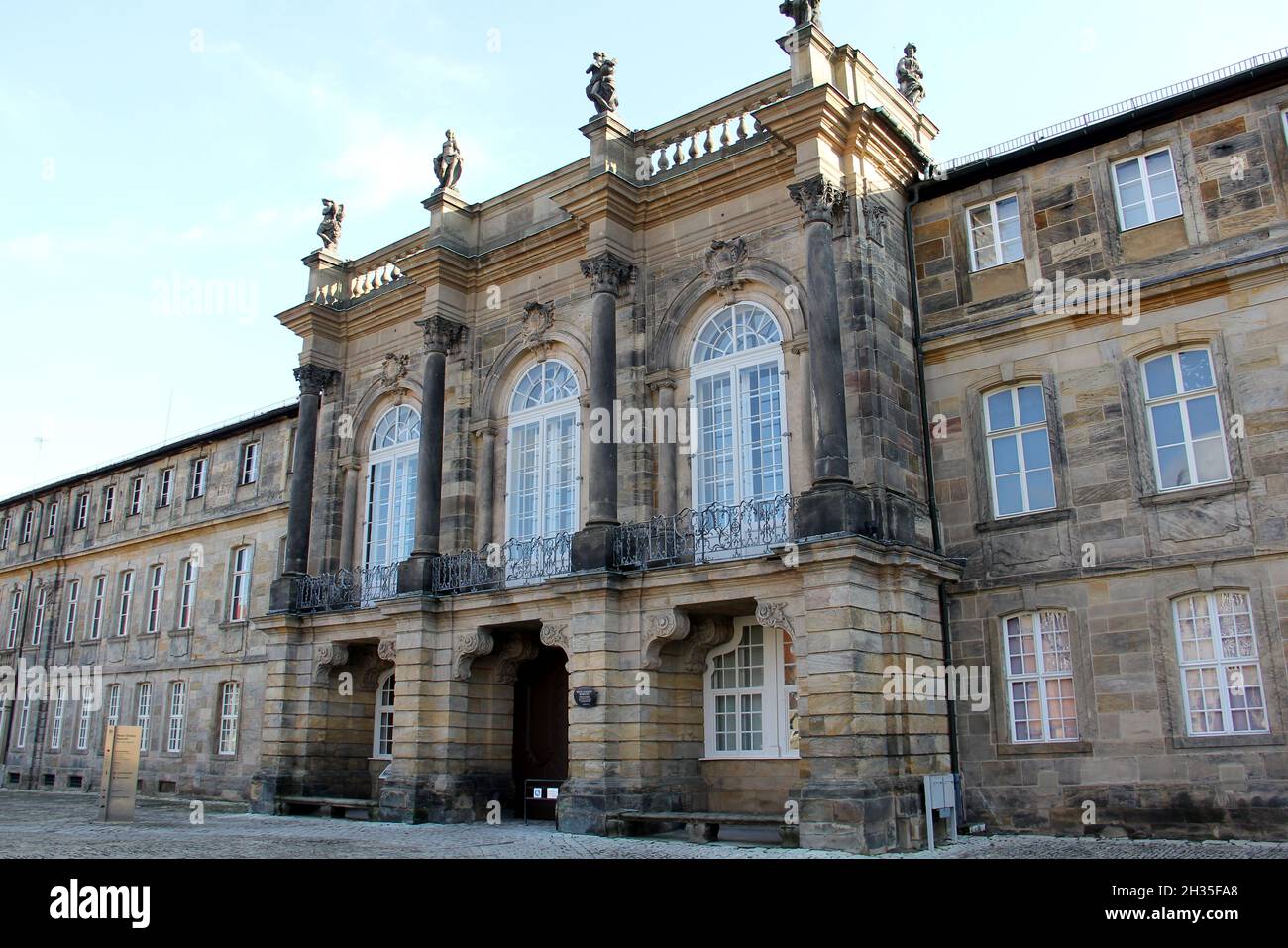 Palazzo nuovo, facciata principale, costruito nel 18th secolo, dettaglio dell'ingresso, esempio del cosiddetto Bayreuth Rococo, Bayreuth, Baviera settentrionale, Germania Foto Stock