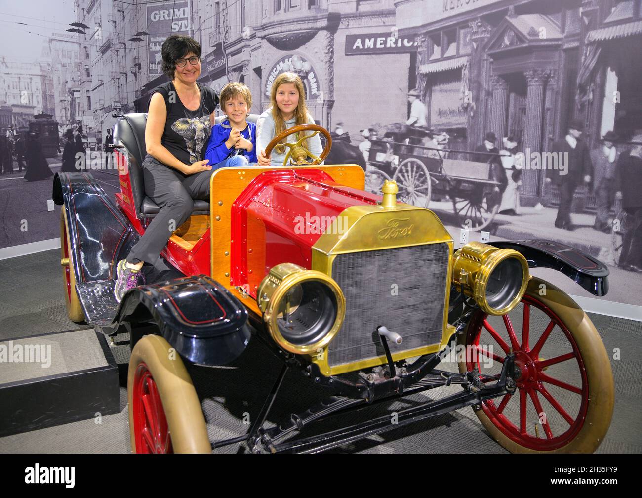 Il Petersen Automotive Museum espone fantastiche collezioni di auto, Los Angeles CA Foto Stock