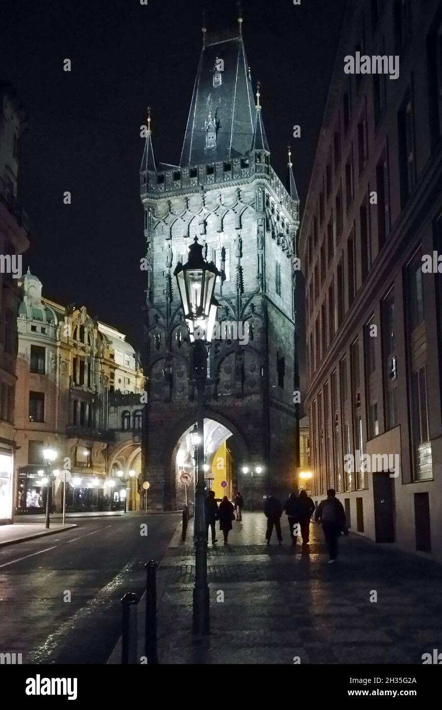 La Torre della polvere, una delle 13 porte originali della città nella città vecchia, la costruzione è iniziata nel 1475, vista notturna, Praga, Czechia Foto Stock